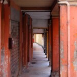 Via del Fossato: caratteristico portico sul lato di ponente