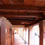 Via del Fossato: caratteristico portico sul lato di ponente