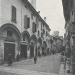 Via Caprarie. Il quarto stabile sulla sinistra fu l'antica macelleria, la quale venne adibita ad uso pescheria. Aveva 14 banche, lunga metri 31,60 e larga 10,24.