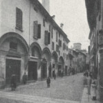 Via Caprarie. Il quarto stabile sulla sinistra fu l'antica macelleria, la quale venne adibita ad uso pescheria. Aveva 14 banche, lunga metri 31,60 e larga 10,24.