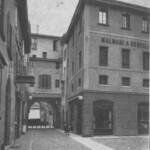 Via Cimarie. La nuova piazzetta e il voltone del lato della via Orefici. Qui a sinistra nella casa 1270 vi fu kla residenza dell'arte dei gargiolari e dei capestrari. Nel 1423 ottennero che venti di loro fossero aggregati all'are dei salaroli. Il primo loro massaro fu Floriano Pizzoli. Al loro protettore, S. Antonio Abate, era dedicata una cappella esistente in questa residenza. A questi era unita la compagnia dei tessitori.