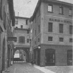 Via Cimarie. La nuova piazzetta e il voltone del lato della via Orefici. Qui a sinistra nella casa 1270 vi fu kla residenza dell'arte dei gargiolari e dei capestrari. Nel 1423 ottennero che venti di loro fossero aggregati all'are dei salaroli. Il primo loro massaro fu Floriano Pizzoli. Al loro protettore, S. Antonio Abate, era dedicata una cappella esistente in questa residenza. A questi era unita la compagnia dei tessitori.