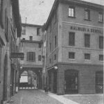 Via Cimarie. La nuova piazzetta e il voltone del lato della via Orefici. Qui a sinistra nella casa 1270 vi fu kla residenza dell'arte dei gargiolari e dei capestrari. Nel 1423 ottennero che venti di loro fossero aggregati all'are dei salaroli. Il primo loro massaro fu Floriano Pizzoli. Al loro protettore, S. Antonio Abate, era dedicata una cappella esistente in questa residenza. A questi era unita la compagnia dei tessitori.