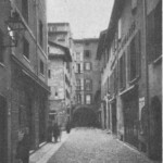 Via Cimarie vista da via Orefici, oltre il Voltone. Nella seconda porta a sinistra (1284) era la residenza dell'arte dei Bombasari.