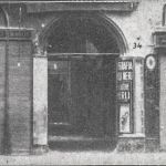 Porta n. 34 di via Rizzoli che anticamente fu la via del Pellatoio Nuovo e finiva nella piazza di porta Ravegnana, - La parete a sinistra di questa porta appoggia sopra le basi della mura romana. A quattro metri e mezzo a ponente di essa esiste la muraglia di selenite e a nove metri a levante sorge il ponte romano di porta Ravegnana. Immagine e testo tratti dal libro di Angelo Finelli Bologna nel Mille - Identificazione della cerchia che le appartenne a quel tempo, edito a Bologna dagli Stabilimenti Tipografici Riuniti nel 1927.