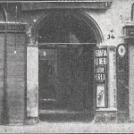 Porta n. 34 di via Rizzoli che anticamente fu la via del Pellatoio Nuovo e finiva nella piazza di porta Ravegnana, - La parete a sinistra di questa porta appoggia sopra le basi della mura romana. A quattro metri e mezzo a ponente di essa esiste la muraglia di selenite e a nove metri a levante sorge il ponte romano di porta Ravegnana. Immagine e testo tratti dal libro di Angelo Finelli Bologna nel Mille - Identificazione della cerchia che le appartenne a quel tempo, edito a Bologna dagli Stabilimenti Tipografici Riuniti nel 1927.