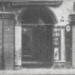 Porta n. 34 di via Rizzoli che anticamente fu la via del Pellatoio Nuovo e finiva nella piazza di porta Ravegnana, - La parete a sinistra di questa porta appoggia sopra le basi della mura romana. A quattro metri e mezzo a ponente di essa esiste la muraglia di selenite e a nove metri a levante sorge il ponte romano di porta Ravegnana. Immagine e testo tratti dal libro di Angelo Finelli Bologna nel Mille - Identificazione della cerchia che le appartenne a quel tempo, edito a Bologna dagli Stabilimenti Tipografici Riuniti nel 1927.