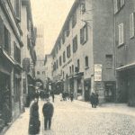 Via Orefici verso ponente. A destra il Voltone della via S. Cataldo e il Palazzo Lambertini (Albergo del Commercio) Immagine e testo tratti dal libro di Angelo Finelli Bologna nel Mille - Identificazione della cerchia che le appartenne a quel tempo, edito a Bologna dagli Stabilimenti Tipografici Riuniti nel 1927.