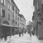 Via Orefici. La vista è all'altezza dello Stallatico del Sole. In fondo la farmacia della Santissima Annunziata. A sinistra i voltoni di via Cimarie e via Pelliccerie. Immagine e testo tratti dal libro di Angelo Finelli Bologna nel Mille - Identificazione della cerchia che le appartenne a quel tempo, edito a Bologna dagli Stabilimenti Tipografici Riuniti nel 1927.