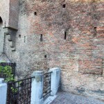 Nel muro si notano tracce degli antichi merli che diedero il nome di "Ponte dei Merli" all'attraversamento del Canale di Reno.