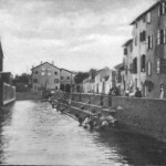 Il Canale di reno lungo via della Grada. In fondo si vede l'Opificio Idraulico descritto sopra. Dietro la chiesa di San Valentino e di S.Maria della Grada. A sinistra la torretta degli scomparsi Bagni del Reno. La fotografia fu scattata dal Ponte della Carità.