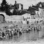 Lavatoio della Grada. Più avanti si attraversa via San Felice.