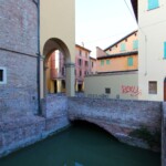 Canale ancora visibile oggi tra la chiesa di San Valentino e S. Maria della Grada e l'opificio idraulico.