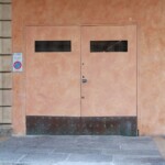 Particolare del portone / passo carraio.