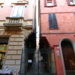 Gli sporti su via del Limbo: la distanza tra gli edifici è veramente ridottisima