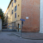 Il cancello che chiude il relitto stradale di via del Maglio.