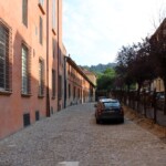 Foto (da via Saragoza) dell'antico percorso della via Malpertuso