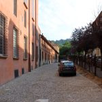 Foto (da via Saragoza) dell'antico percorso della via Malpertuso