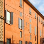 Fianco del Palazzo Albergati, che costeggia l'antico percorso della via Malpertuso