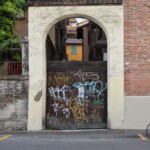 Il portone al numero 6/A di piazza Malpighi che chiude la via delle Masegne.