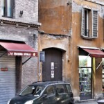 Il portone che chiude la via delle Masegne su via Alfredo Testoni.