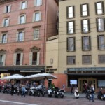 L'accesso del Vicolo delle Olle su via Rizzoli. Come appariva all'inizio del XX secolo l'accesso dello scomparso Vicolo delle Olle. Riconoscibile il cartello dell'Hotel Stella d'Italia Aquila Nera.