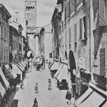 Via degli Orefici Via degli Orefici come era prima del 1911, anno in cui iniziarono gli abbattimenti che avrebbero interessato la parte visibile a destra. L'arco ben visiile sulla destra è il voltone di via Cimarie. L'edificio sporgente poco più avanti era l'Albergo del Commercio, già del Leoncino. Pare che in quel palazzo abbia abitato Francesco Raibolini detto il Francia