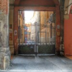 L'accesso su via San Vitale.