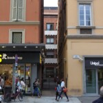 Vicolo dei Pini Gli accessi della Via Pini sul Mercato di Mezzo (oggi via Rizzoli)