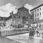 Porto Canale Cavaticcio con il ponticello e, dietro, l'edificio della Dogana del Porto.