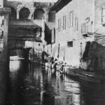 Porto di Bologna Uscita del Canale. A sinistra l'edificio della Dogana del Porto. Al centro lavandaie all'opera.