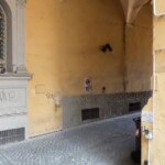 Il Voltone dei Ghisilieri, con il vicolo che procede verso nord.