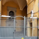 Il cancello che divide il vicolo scomparso dal vicolo degli Ariosti.