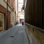 Vicolo degli Ariosti: vista verso via dell'Indipendenza.