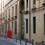 Via degli Agresti: il portone che si trova di fronte all'accesso allo stradello la Trevisana.