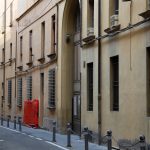 Via degli Agresti: il portone che si trova di fronte all'accesso allo stradello la Trevisana.