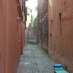 Il vicolo a meridione del muro dell'antico convento.