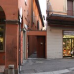 Il portone che chiude l'accesso al vicolo da via Castiglione.