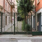 Il cancello che chiude il relitto di vicolo su via del Cestello.