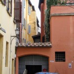 Portone che chiude il vicolo in vicolo Mandria.