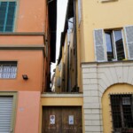 Portone che chiude il vicolo in via S. Simone