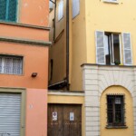 Portone che chiude il vicolo in via S. Simone