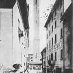 Via Rizzoli come appariva prima degli interventi di demolizione degli isolati sul lato destro dove è ben visibile l'Albergo dei quattro Pellegrini.
A sinistra si vede l'imbocco di via Cavaliera (poi via Guglielmo Oberdan).