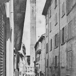 La via Rizzoli "stretta" A destra, in basso, si intravede il voltone di accesso alla scomparsa via Cimarie.