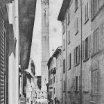 La via Rizzoli "stretta" A destra, in basso, si intravede il voltone di accesso alla scomparsa via Cimarie.