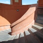 La scala elicoidale della torre meridionale di accesso alla tribuna.