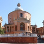Fronte e tribuna del Santuario.