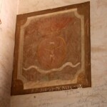 Piccolo affresco su una parete interna del campanile