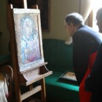 Il Cardinale Carlo Caffarra di fronte all'Immagine in restauro.