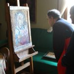 Il Cardinale Carlo Caffarra di fronte all'Immagine in restauro.